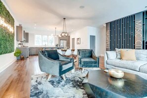 Een televisie, een stereo en een kantoor