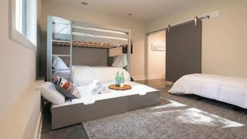 4 bedrooms, desk, iron/ironing board, WiFi