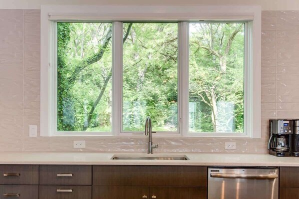 Interior - Winter game room, ping pong, luxe kitchen, private balcony near Broadway (Nashville)