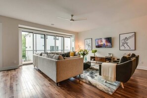 电视、立体声音响、办公室