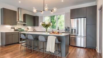 Een koelkast, een magnetron, een oven, een kookplaat