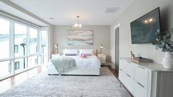 4 bedrooms, desk, iron/ironing board, travel crib