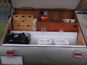 Stovetop, cookware/dishes/utensils