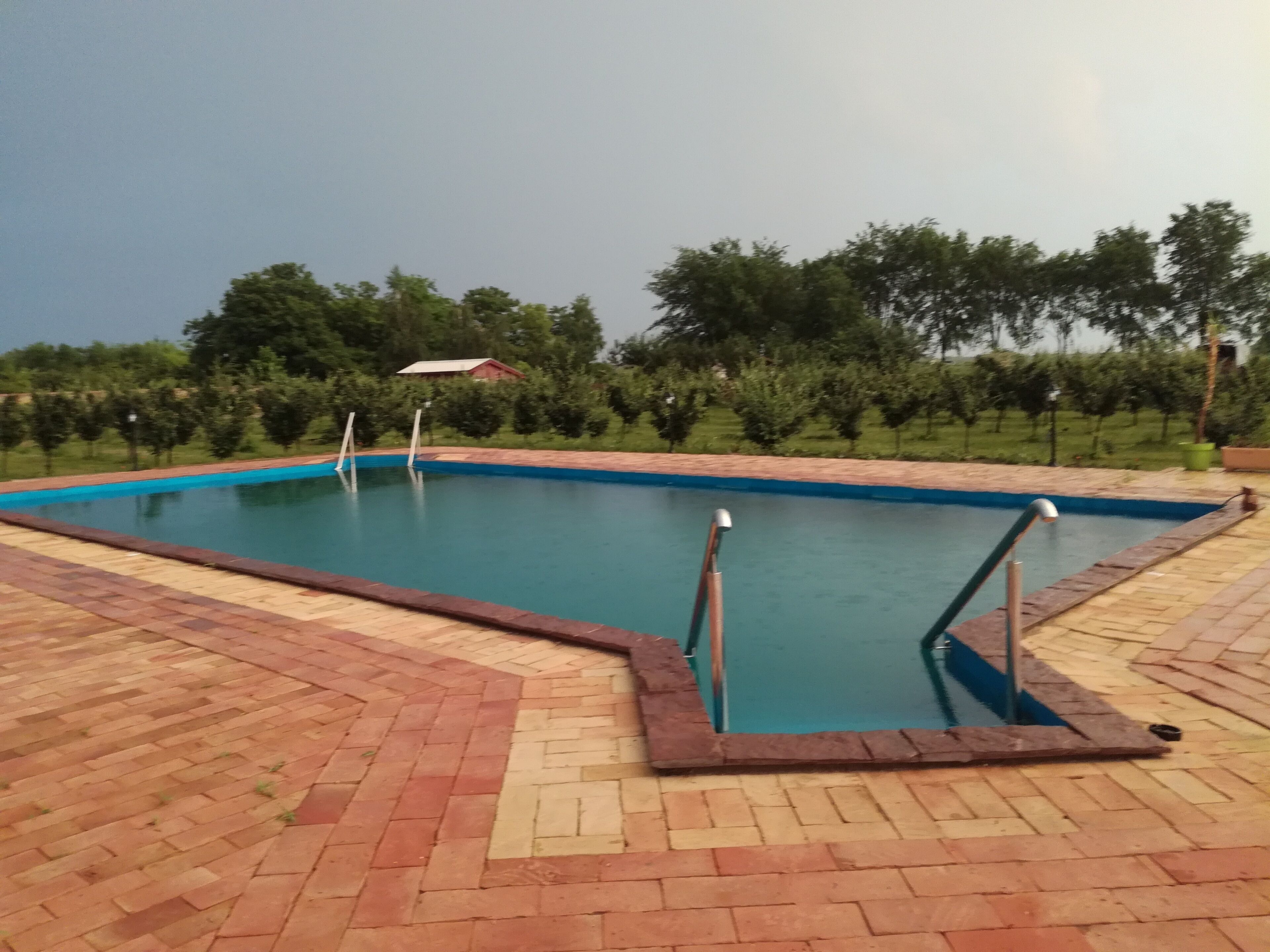 Außenpool (je nach Saison geöffnet), Sonnenschirme, Liegestühle