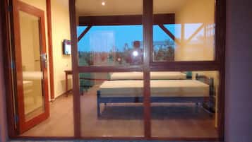 Luxe kamer, 1 twee- of 2 eenpersoonsbedden, uitzicht op tuin | Luxe beddengoed, pillowtop-bedden, individueel gemeubileerd, een bureau