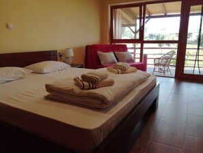 奢华三人房, 花园景观 | 高档床上用品、加厚床垫、特色家居、办公桌