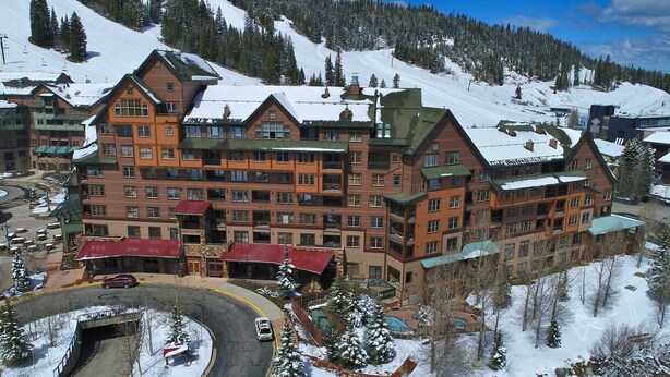 A multi-story hotel with a ski slope in the background. - A+ Base Area Condo | Zephyr Mountain Lodge | Mountain Views | New Decor | Ski In Ski Out (Winter Park)