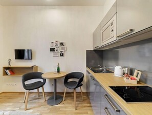 Kühlschrank, Mikrowelle, Herdplatte, Wasserkocher