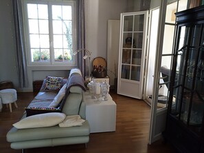 TV, fireplace, DVD player, books