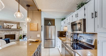 Lake Dillon + Mountain views, close to all the ski resorts and shopping!