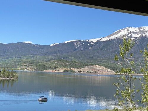 Lake Dillon + Mountain views, close to all the ski resorts and shopping!