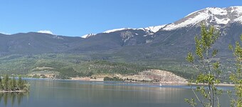 Lake Dillon + Mountain views, close to all the ski resorts and shopping!