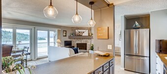 Lake Dillon + Mountain views, close to all the ski resorts and shopping!