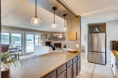 Lake Dillon + Mountain views, close to all the ski resorts and shopping!