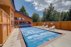 Piscina coberta i piscina a l'aire lliure 