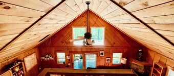Pet friendly cabin in Cliffview Resort with hot tub and wi-fi
