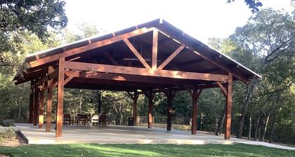 ¡Relájate en tu propia cabaña aislada de Yurt ubicada en una propiedad de más de 200 acres!