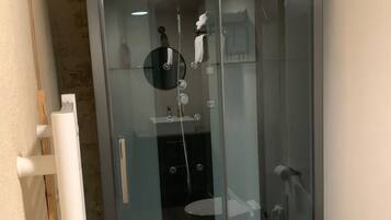 Douche, sèche-cheveux, peignoirs, serviettes fournies