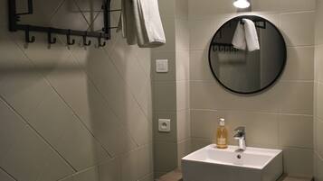 Een douche, een haardroger, badjassen, handdoeken