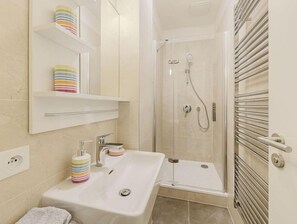 Een haardroger, zeep, shampoo, toiletpapier