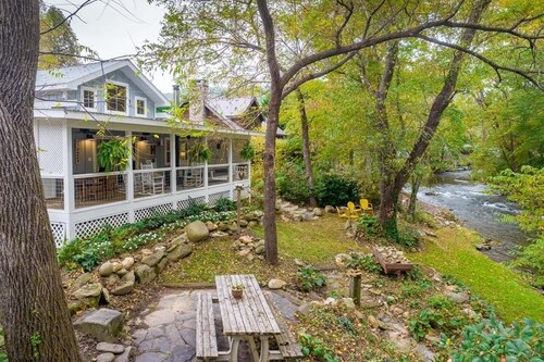 Creekfront Relaxation • Hot Tub • Incredible Porch • Near Town • Cozy Getaway