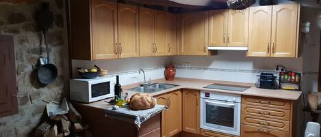 Kylskåp, mikrovågsugn, ugn och spishäll