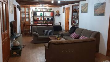 Smart-tv, een open haard, tafelvoetbal en boeken