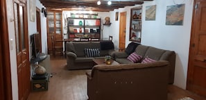 Smart TV, chimenea, futbolito y libros 