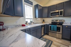 Microwave, oven, dishwasher, coffee/tea maker