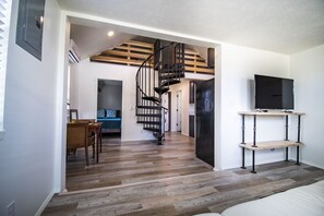 2 bedrooms, iron/ironing board, free WiFi, bed sheets - The Tiny House - Omaha's # 1 unique experience (Omaha)