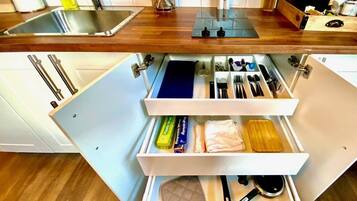 Kjøleskap, mikrobølgeovn, ovn og kokeplater