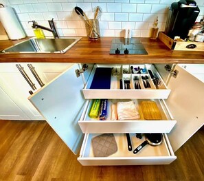 Kühlschrank, Mikrowelle, Ofen, Herdplatte