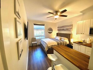 Escrivaninha, ferros/tábuas de passar roupa, Wi-Fi de cortesia