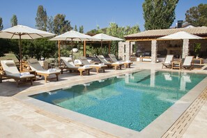 Seasonal outdoor pool - The River House (Ula)