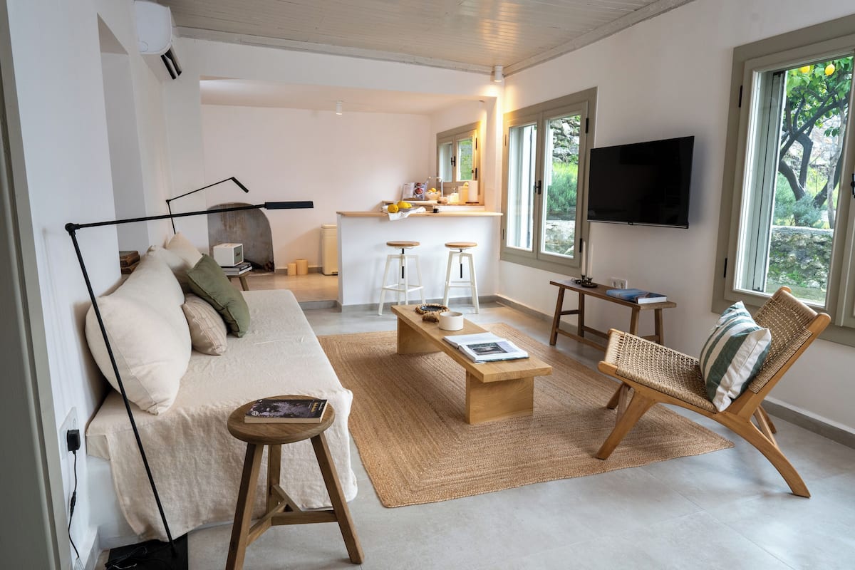 Traditional Cottage | Living area | Flat-screen TV