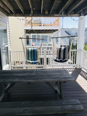 Outdoor dining - Enjoy your summer at the beach. Private pool and just steps away from the ocean. (Ocean Isle Beach)
