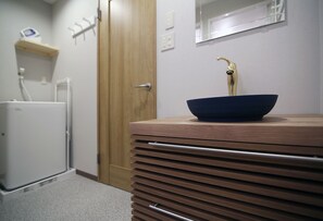 Apartment (KINOB2) | Bathroom | Shower, hair dryer, bidet, towels - Kino Asakusa House (Tokyo)