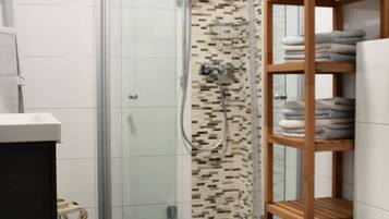 Dusche, Haartrockner, Handtücher, Seife
