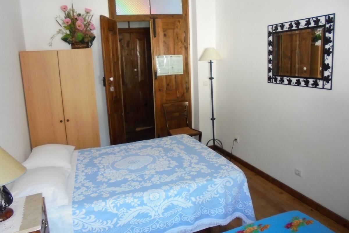 Traditional Triple Room (2) | Individually decorated, bed sheets