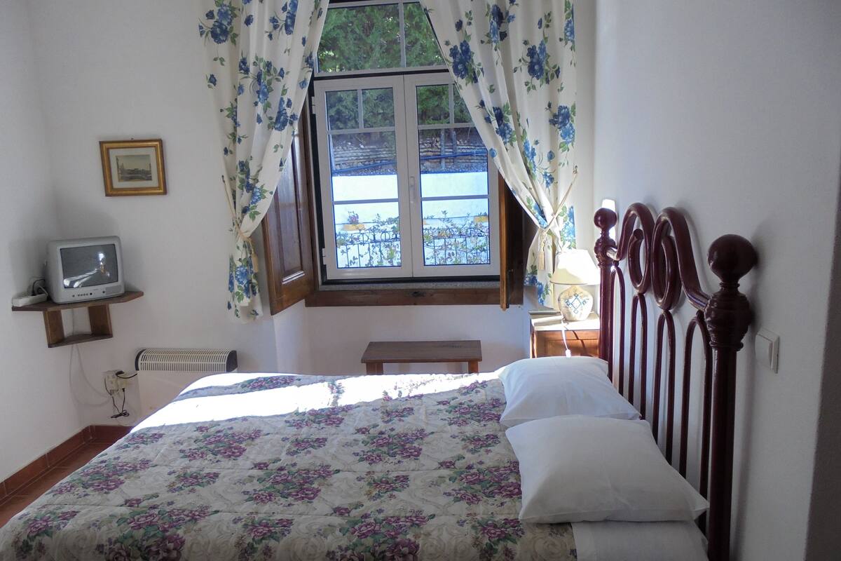 Traditional Triple Room (1) | Individually decorated, bed sheets