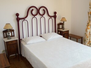 Panoramic Double Room, Balcony, River View | Individually decorated, bed sheets
