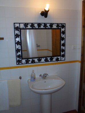 Traditional Triple Room (2) | Bathroom | Hair dryer, towels, shampoo, toilet paper