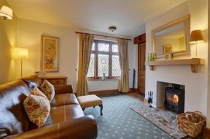 Smart TV, fireplace, DVD player, books - Gardener's  Heddon Valley - pet friendly, peaceful and close to SW coast path (Martinhoe)