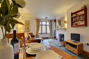 Smart TV, fireplace, DVD player, books - Gardener's  Heddon Valley - pet friendly, peaceful and close to SW coast path (Martinhoe)
