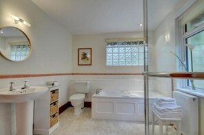 Ensemble douche/baignoire, sĂšche-cheveux, serviettes fournies, savon