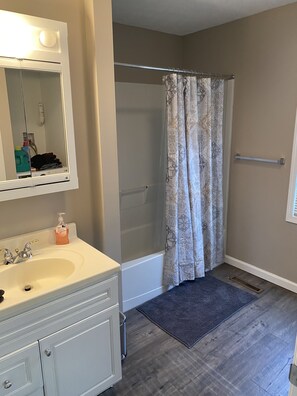 Ensemble douche/baignoire, sèche-cheveux, serviettes fournies, savon