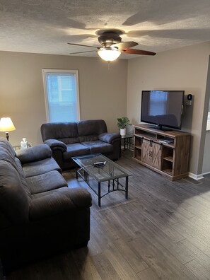 Smart TV - Relax close to the lakefront! Three bedroom Avon Lake retreat just steps away. (AVON LAKE)