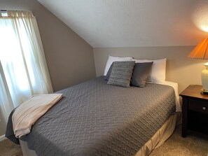 3 bedrooms, travel crib, WiFi, bed sheets - Relax close to the lakefront! Three bedroom Avon Lake retreat just steps away. (AVON LAKE)