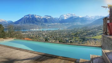 Piscine chauffée, chaises longues