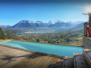 حمّام سباحة مُدفَّأ، مقاعد للتشمس